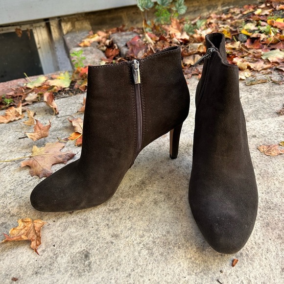 Vince Camuto Charlotte Suede Ankle boots, size 9.5 - Picture 1 of 11